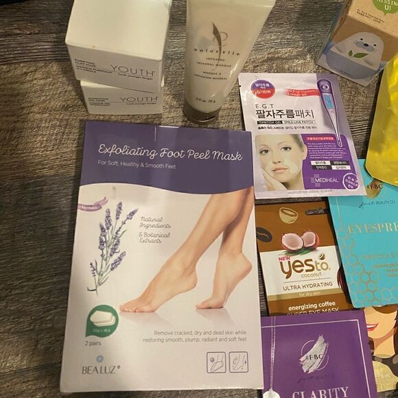 Mixed bundle of facial masks in tote and carry case - Picture 3 of 8